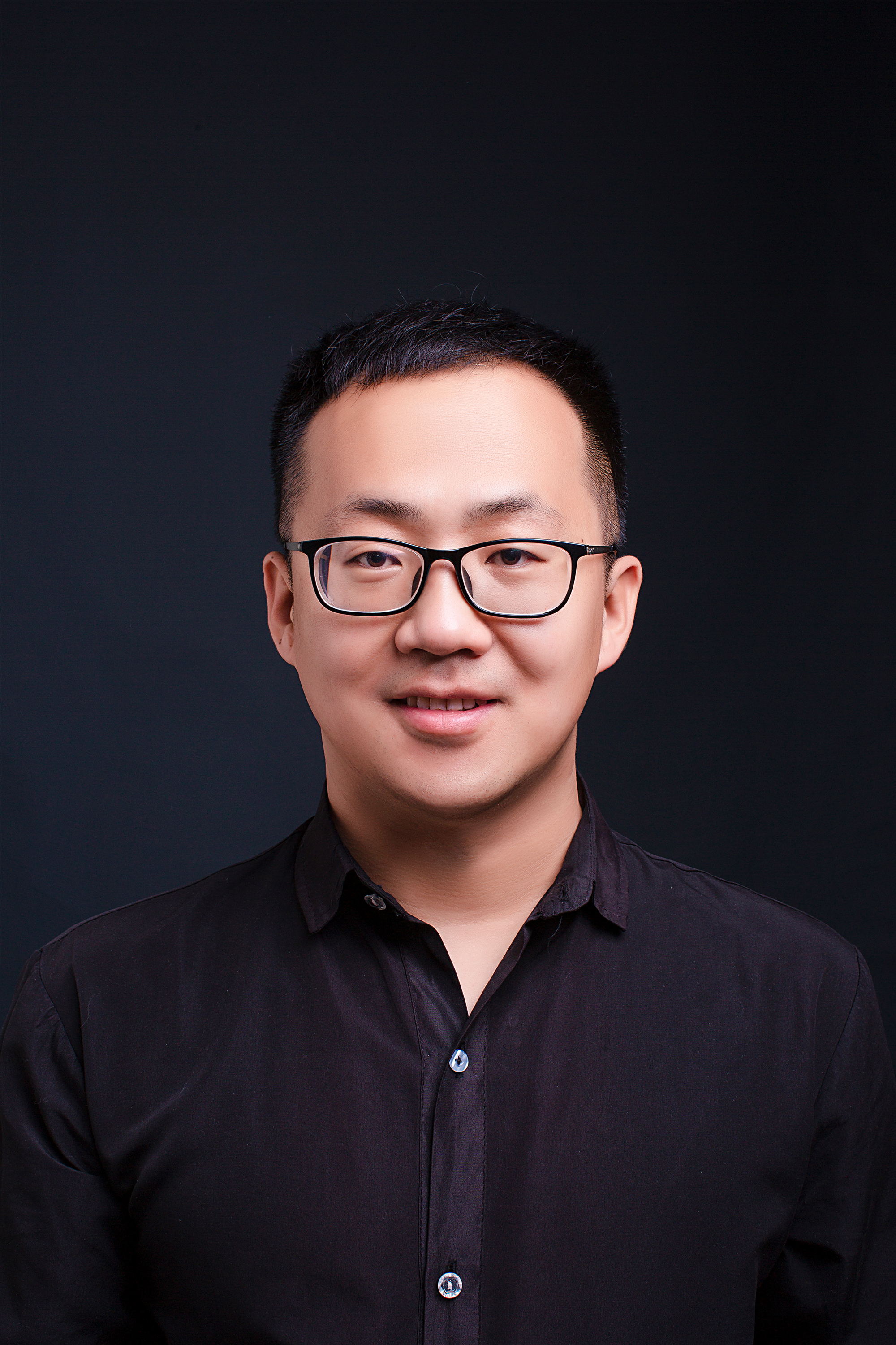 游一男老师形象照